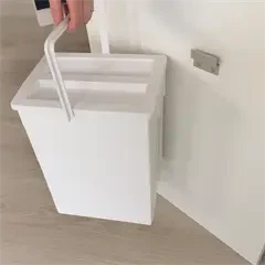 Skraldespand_hvid_10_liter_haengt_op_paa_laagen_med_ophaengsbeslag_nr03_SMAL_side